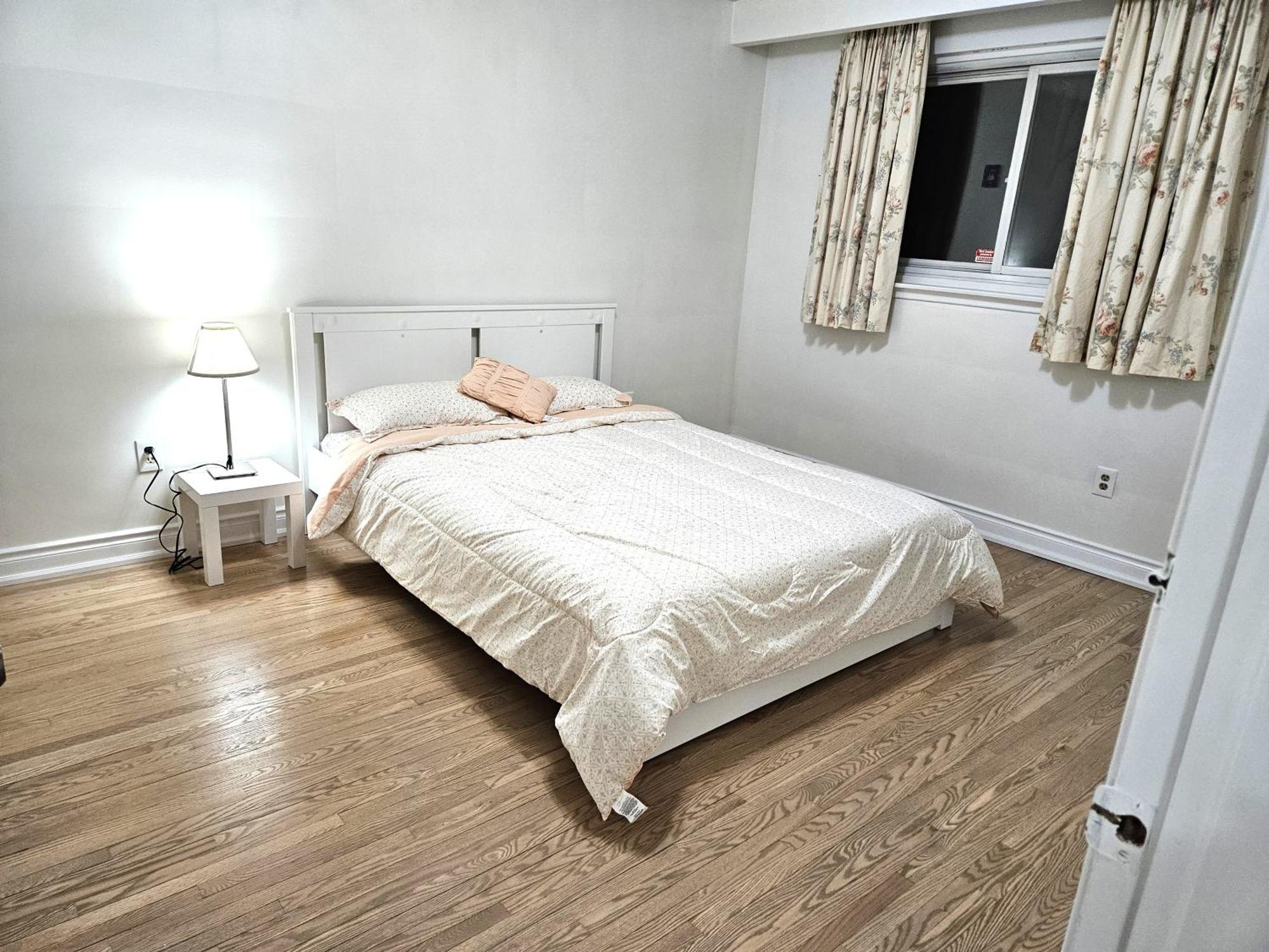 Charming Detached House Near The Airport Apartment มิสซิสซอกา ภายนอก รูปภาพ